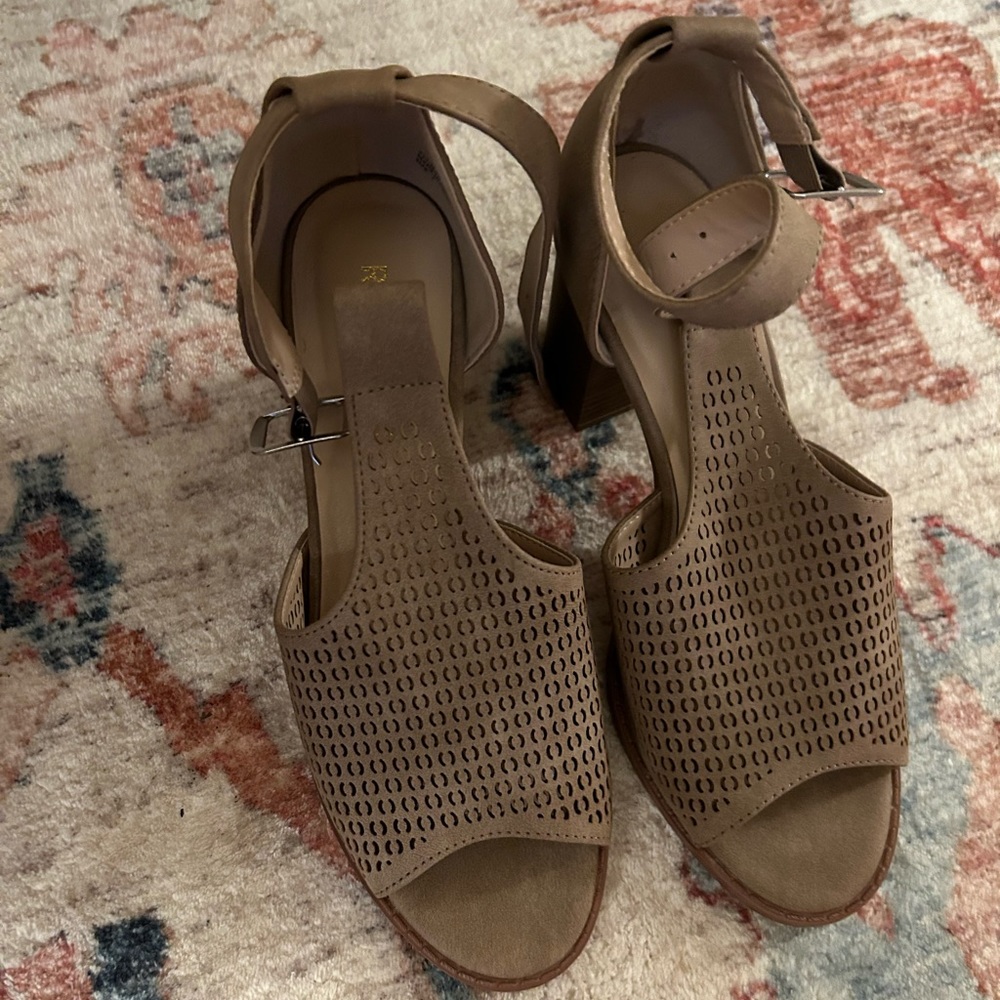 BRAND NEW Francesca’s Heels— Size 7